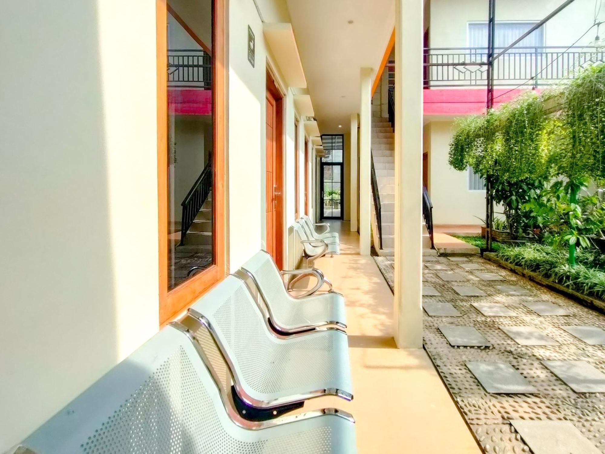Reddoorz Syariah At Graha Adi Karya Kartasura Hotel Kartosuro ภายนอก รูปภาพ